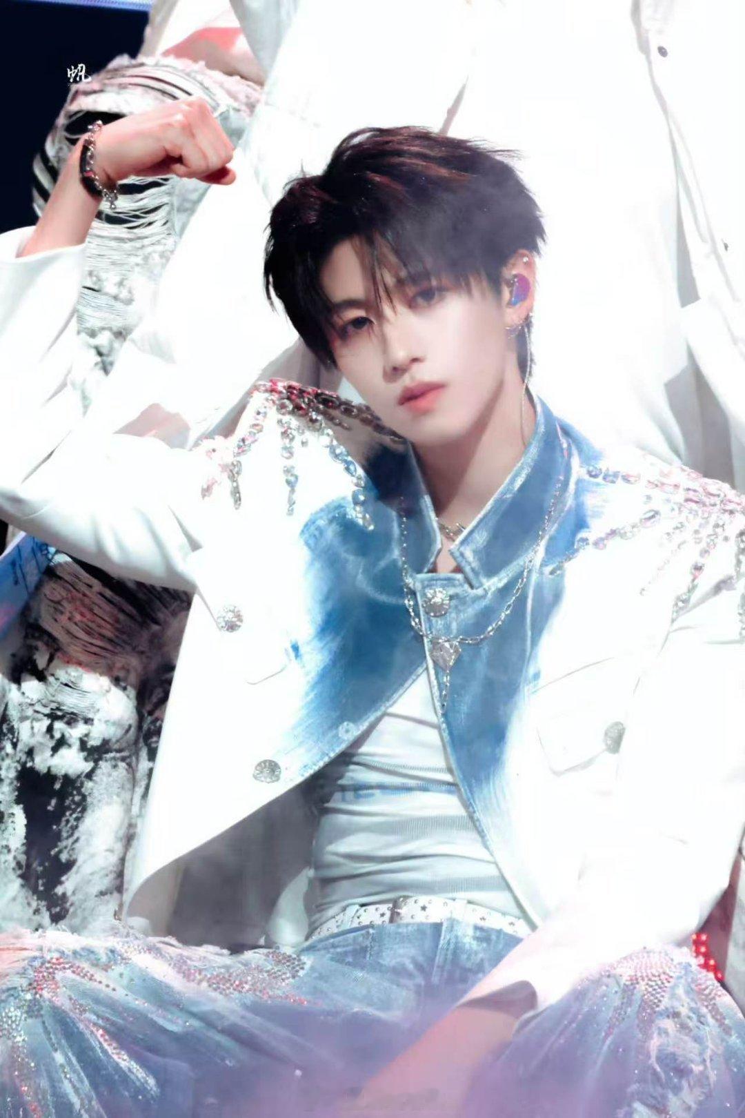 千疮百孔第一 荣耀之战演唱会朱志鑫、左航、苏新皓《千疮百孔》太绝了！小分队表演r