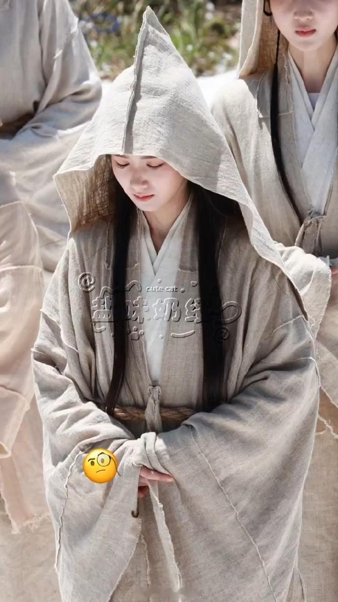 卢昱晓袖口有虫爬出来 卢昱晓袖口有虫爬出来，彷佛没发现还在快乐拍照