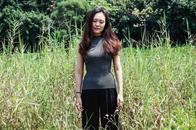 离婚女人是“高兴”，更多是解脱、松一口气、重获自由，看上去像开心而已。
 
大致