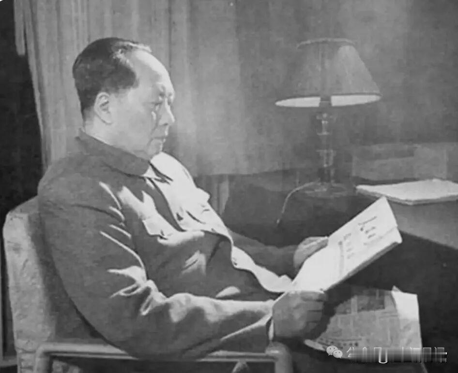 毛主席常年熬夜办公、读书批阅文件，每天清晨五六点才休息。