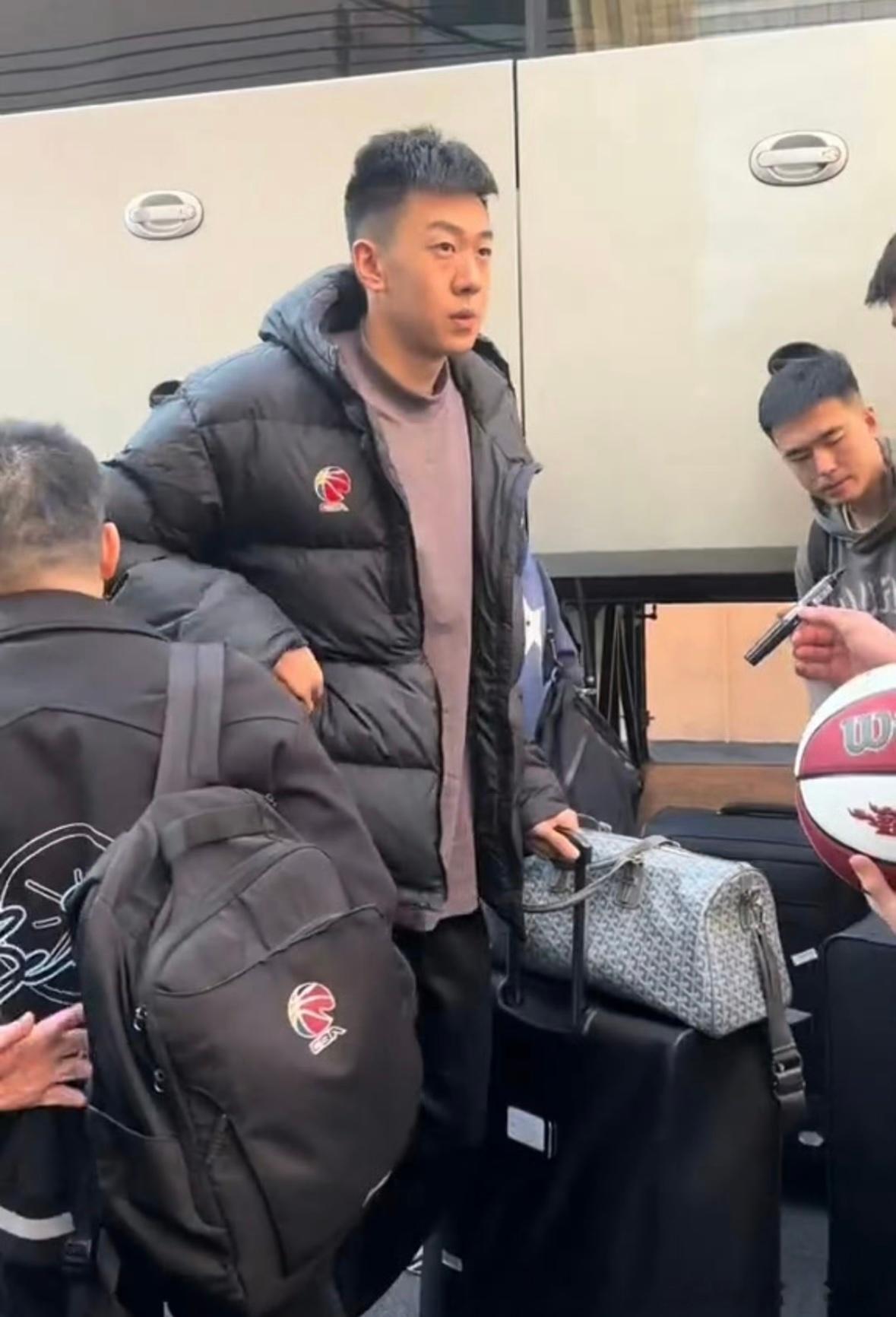 广东男篮今天（2月2号）已经回到东莞了，明晚（2月3号19:35）就在东莞银行篮