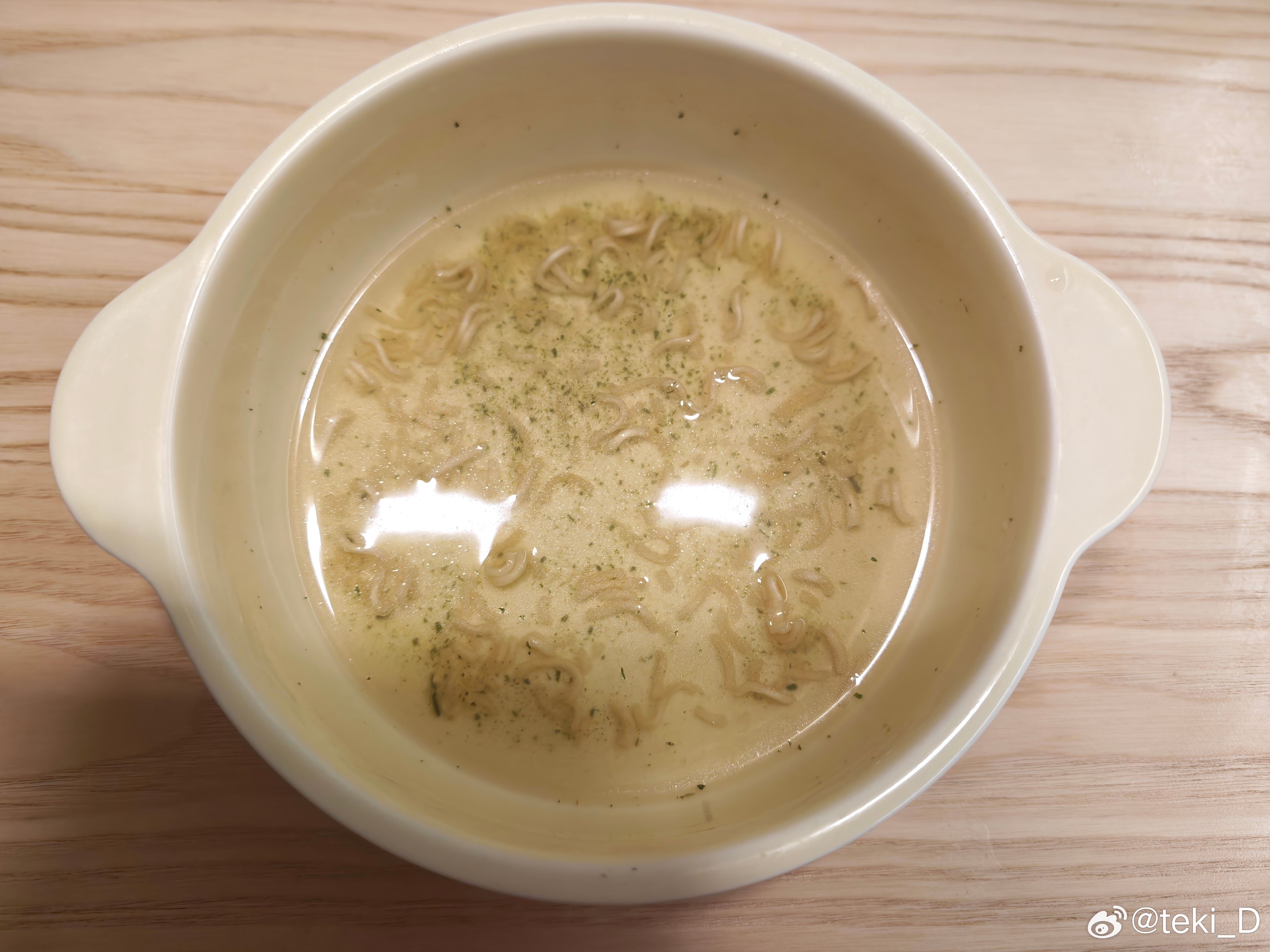 泡面煮着吃是执念，泡着全熟是妥协，夹生的泡面，才是真理。方便面