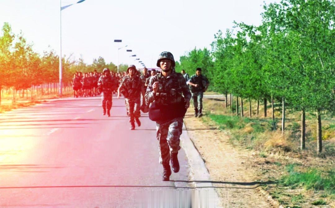 #前线熄灯号[超话]##军营晚点名##人民前线# 追逐光，便会成为光！艰难方显坚