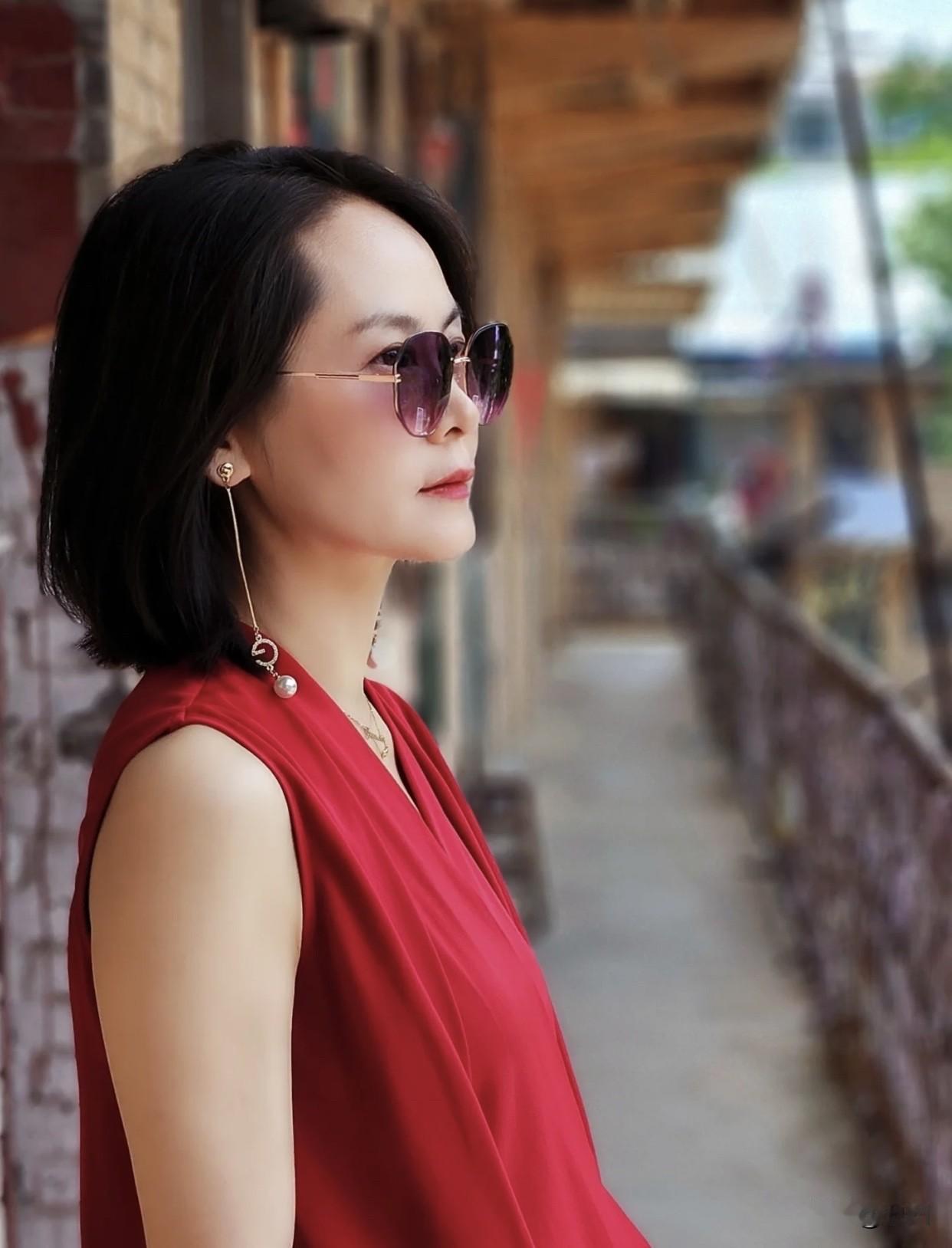 在你心里,什么样的女人最有魅力?复古街拍，红衣美女，墨镜与耳环的完美搭配，尽显优