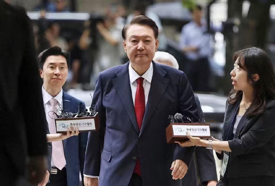 尹锡悦坐牢期间还能收到巨款，估计李在明多半已经破防了！休息称，韩国前总统尹锡悦被