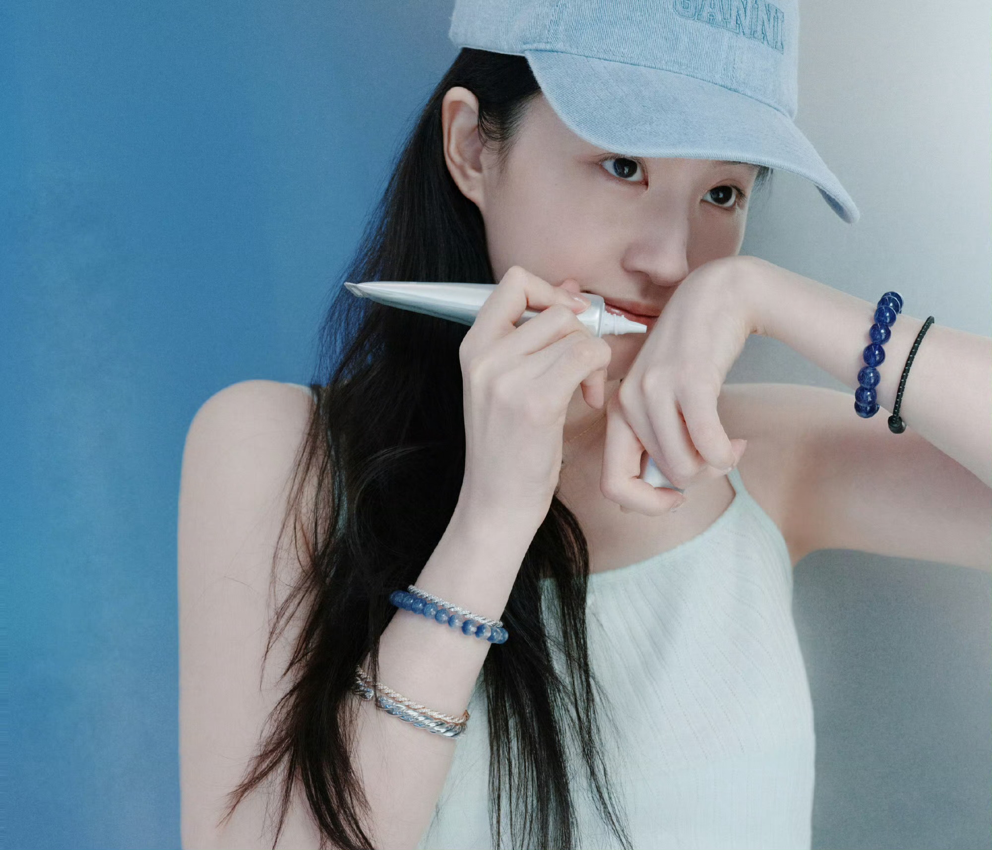 这个手串是什么，青金石吗？好漂亮！ 刘亦菲
