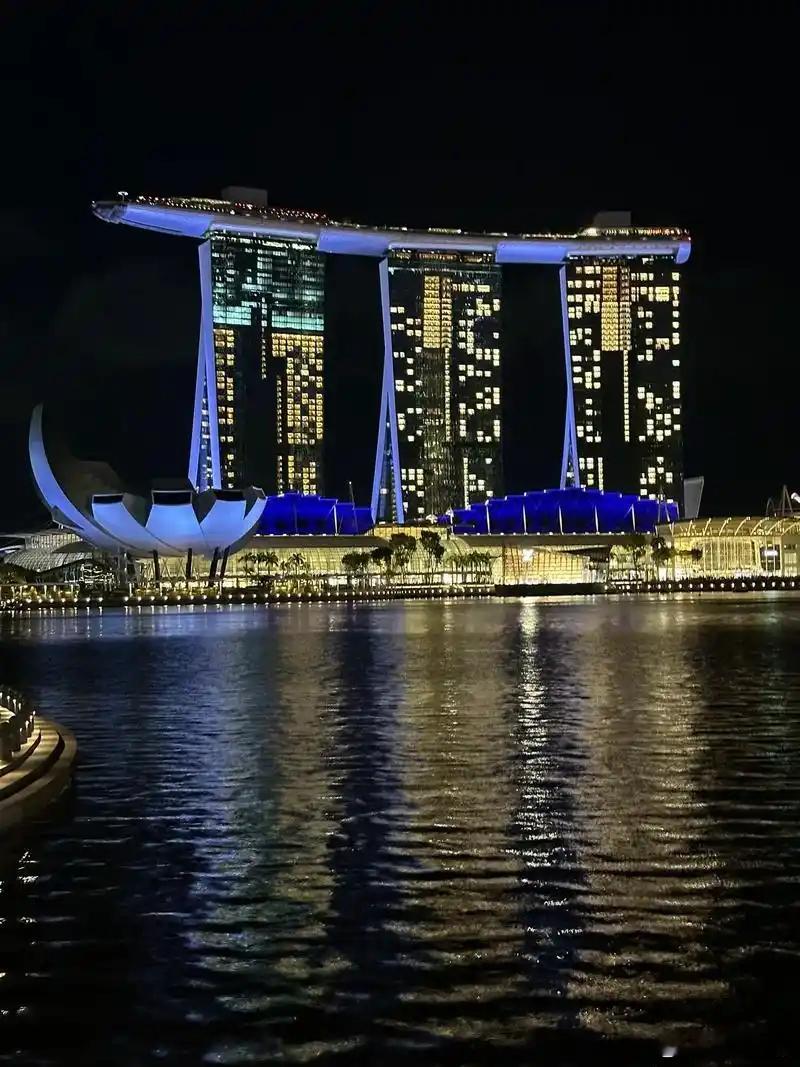 近日，一中国公民在新加坡金沙酒店赌博后跳楼身亡，使馆正指导家属处理后事。近年来，