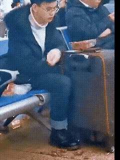 看着挺斯文！
吃的真仔细，戴着个眼镜，看衣着蛮有学问的男士，坐姿也可以，动作也够