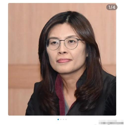 郑丽文应邀要来大陆。路线定了，先去江苏，江苏省会南京，南京有孙中山的陵墓。第二是