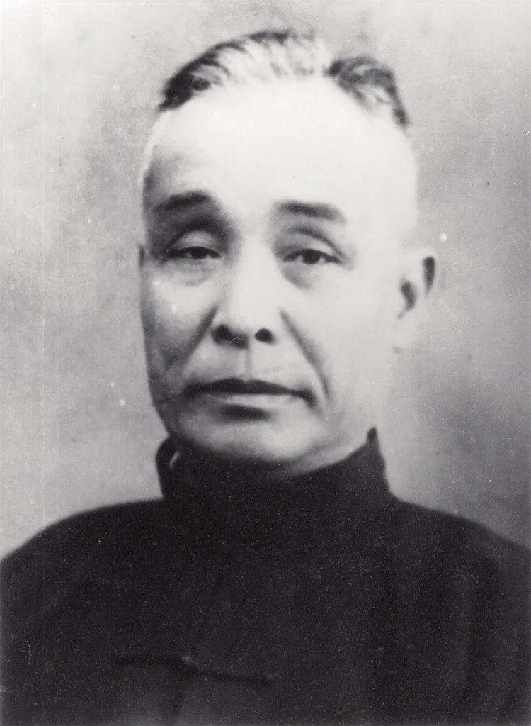 1930年5月，财神虞洽卿因母亲病故，还乡奔丧，每到饭点，自行拎着一个竹制小板凳