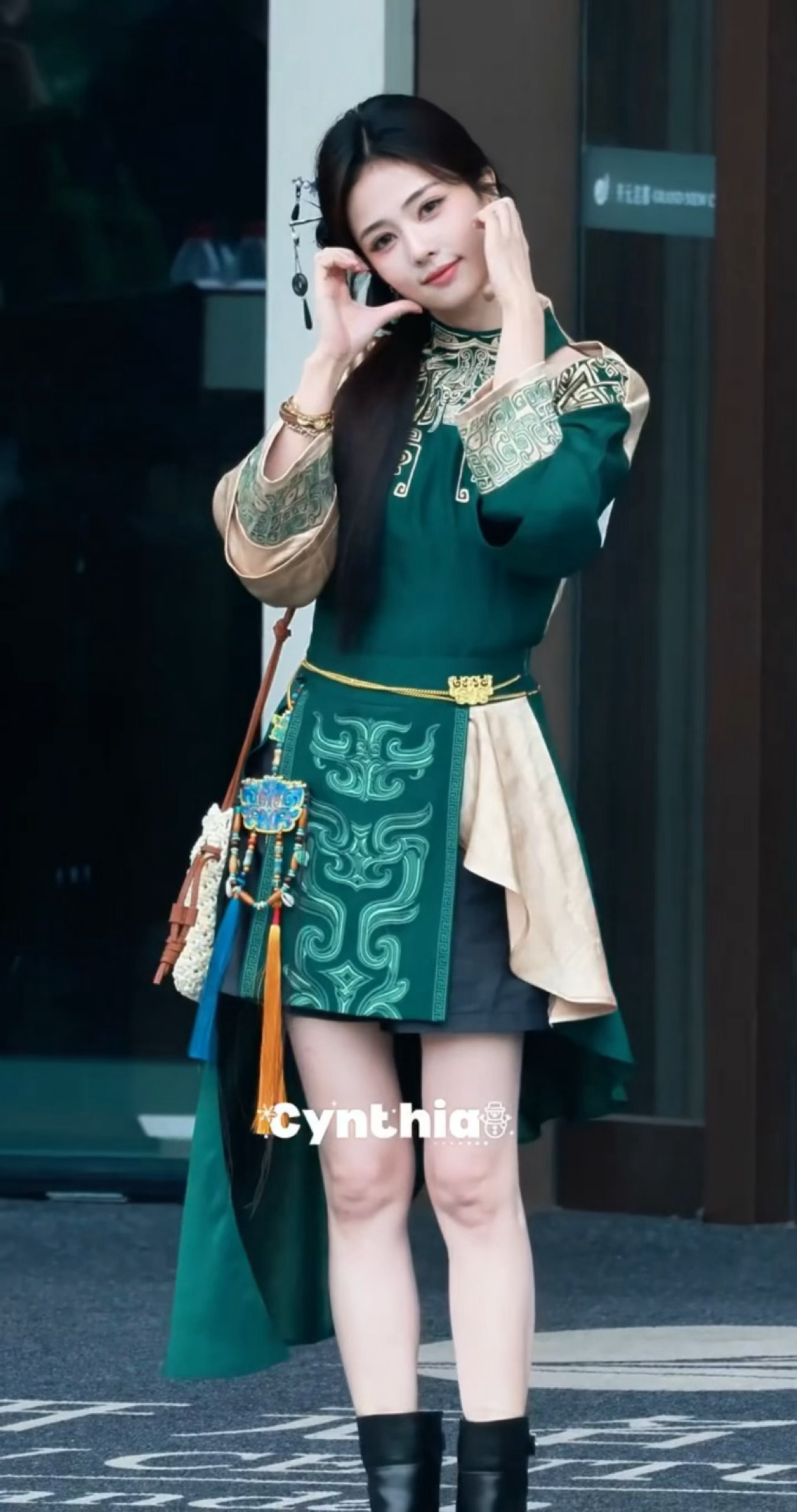 鹿鹿和民族服饰的适配度💯上车前就这样突然跳了段舞白鹿绿色民族服饰侧簪发 白鹿上
