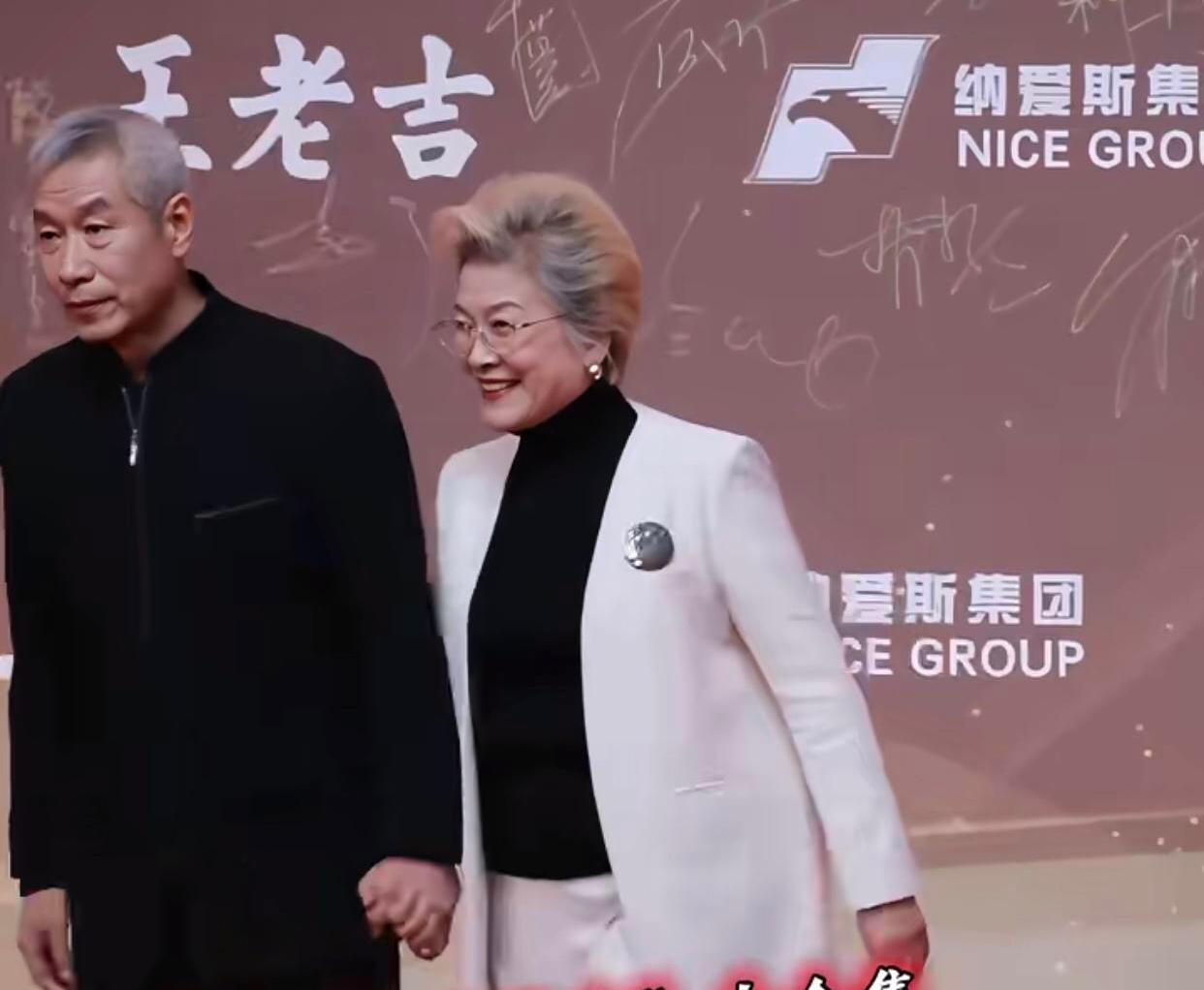 很震惊宋春丽老师原来无儿无女呀，
她61岁才领养了一个女儿，
说来话长，
她是因