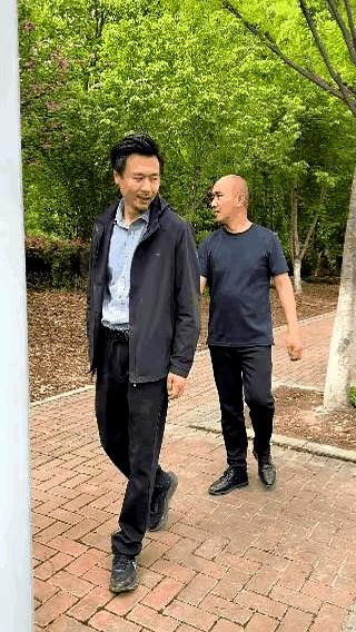 朋友这套操作，真是让人想笑又无奈。
原文就两句：我要回农村，朋友套路深，我要回农