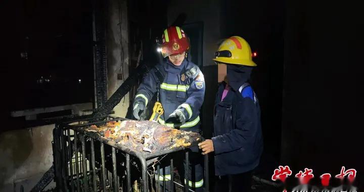 警示！居民熏腊肉引火情 两万元现金熏没了