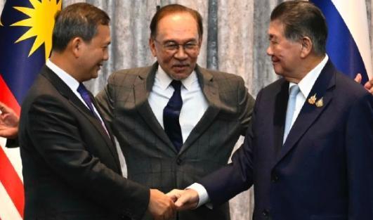 没想到泰柬边境打得正凶呢，柬首相洪玛奈却在国际上闹了个大笑话，直接上演“国际级社