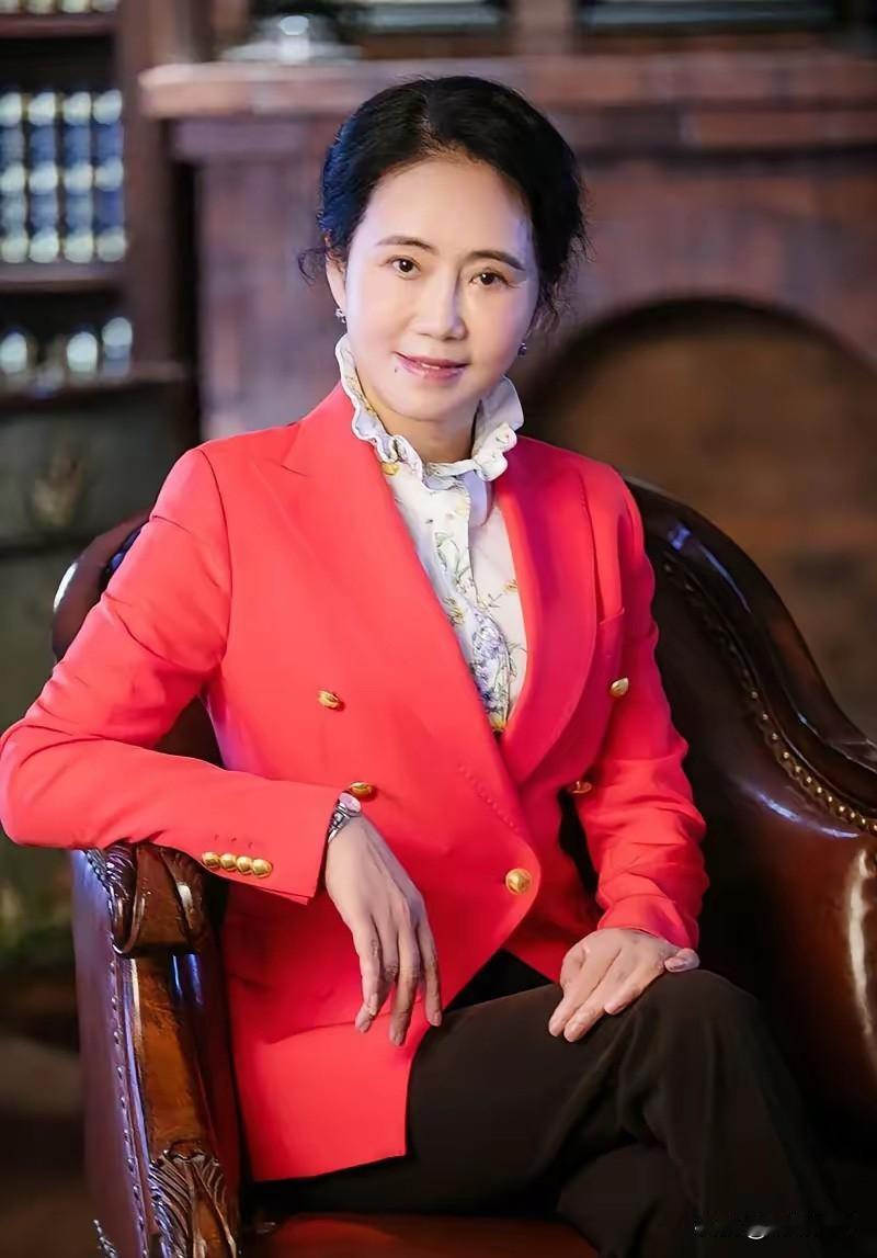 星宇股份董事长周晓萍竟然是第四届江苏省“诚信之星”。周晓萍不仅是江苏省人大代表和
