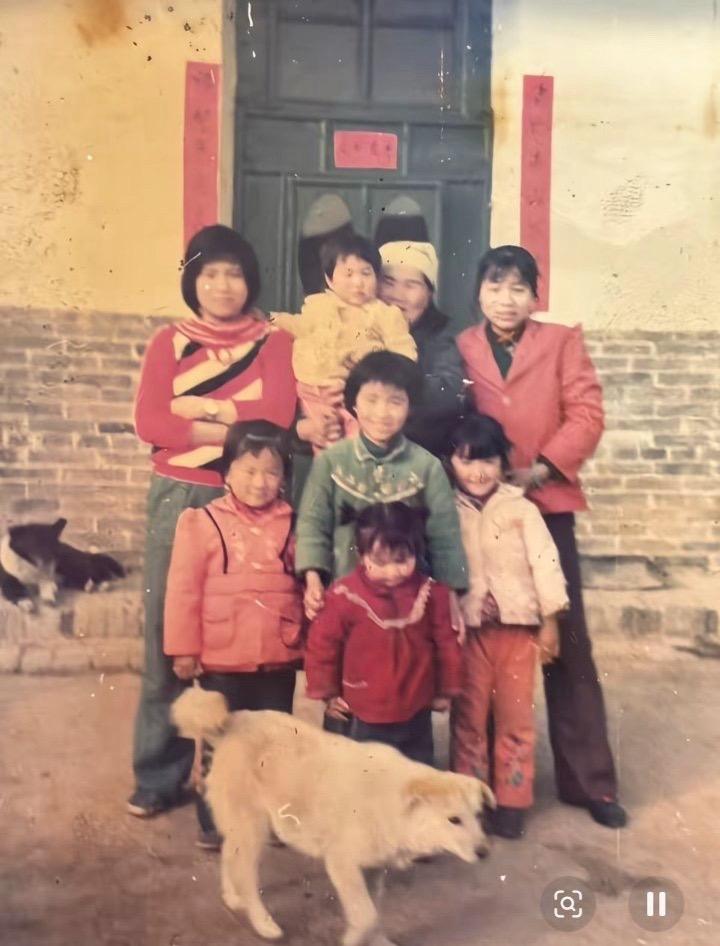 这张记录了几十年前的人们和家里养的土狗的珍贵老照片。是我们那一代北方人真实的家庭