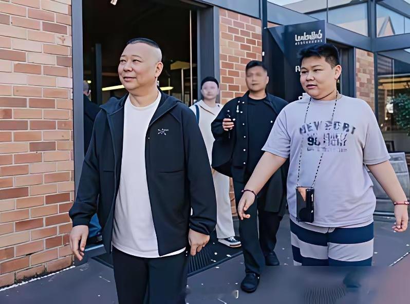 郭德纲与妻儿在澳大利亚墨尔本巡演期间在自己的私人庄园内合照：镜头中11岁的郭汾阳