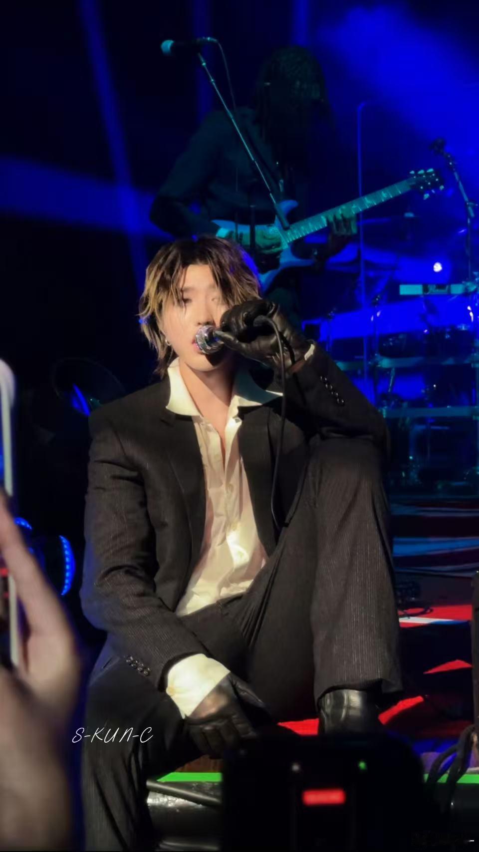 蔡徐坤的衬衫湿透了从开场到结束，一首接一首的唱跳，衬衫从干爽到被汗水浸透，全程没