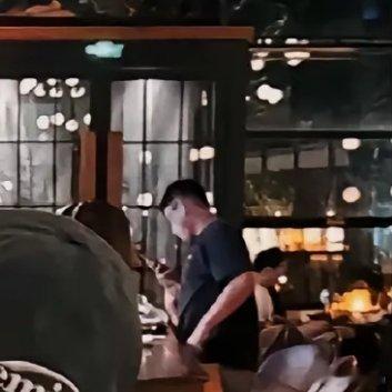 关于勇气你站在理发店的镜子前，对理发师说：“剪短吧，最短的那种。”他看着你齐腰的