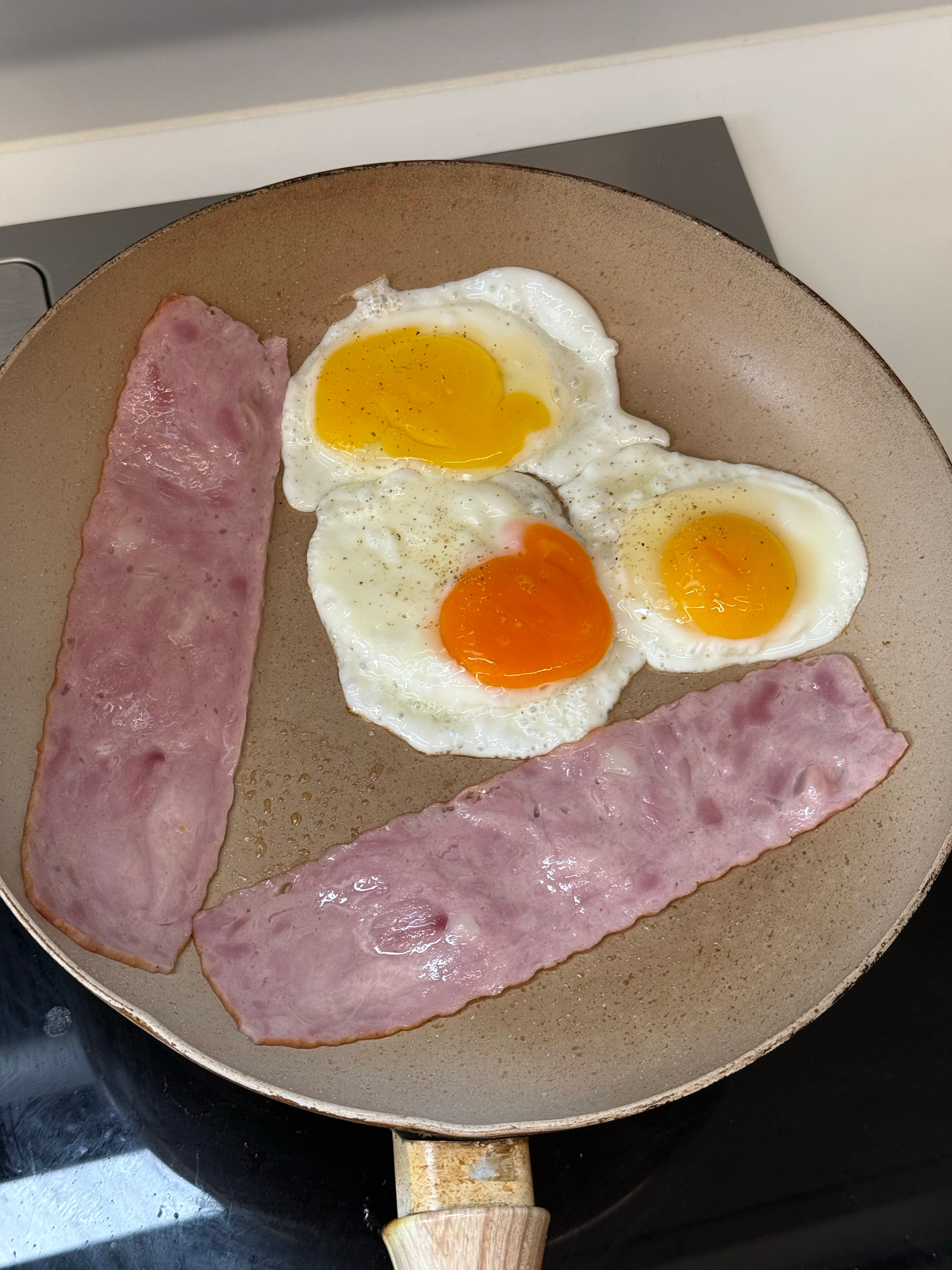 食肉家族的早餐 ​​​