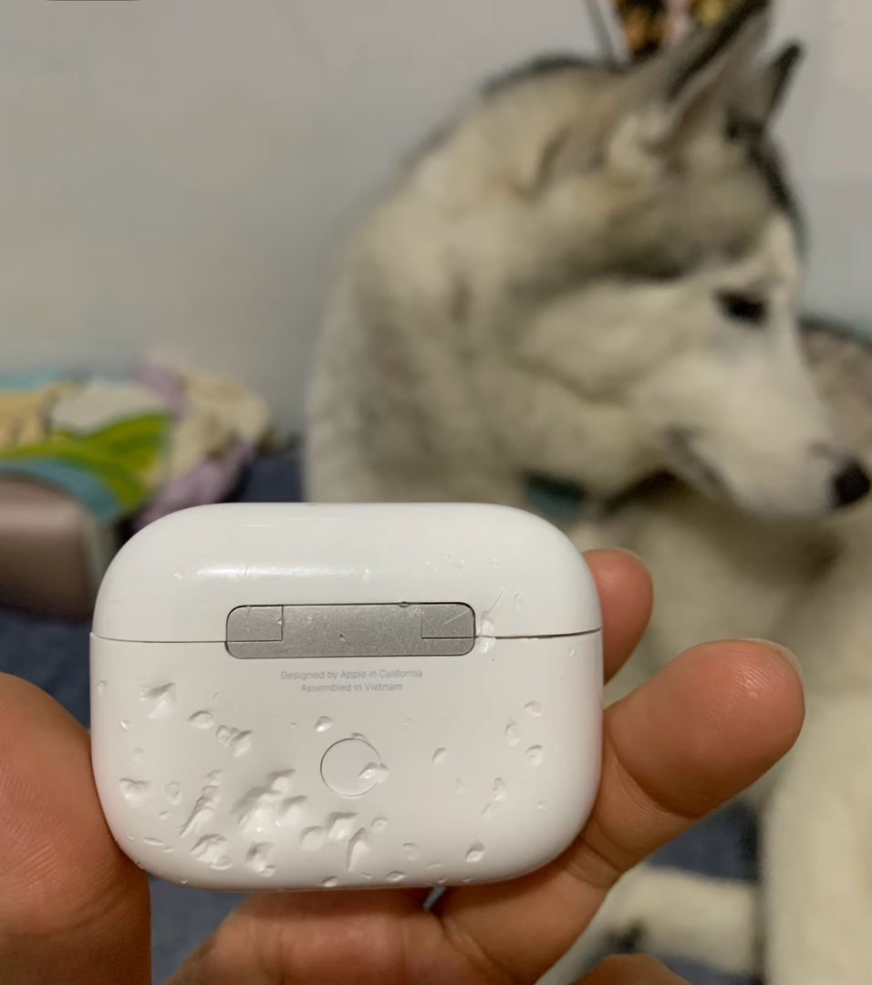 睡了一觉醒来发现耳机充电仓上出现了很多这样小凹陷，请大家帮我看下是怎么回事。 