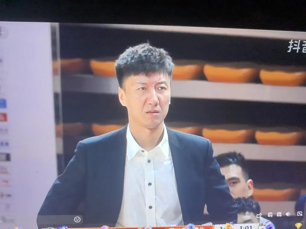 又有主教练下课了！
不是成绩不理想，球队攻防陷入混乱的北控主教练张三疯下课…
也