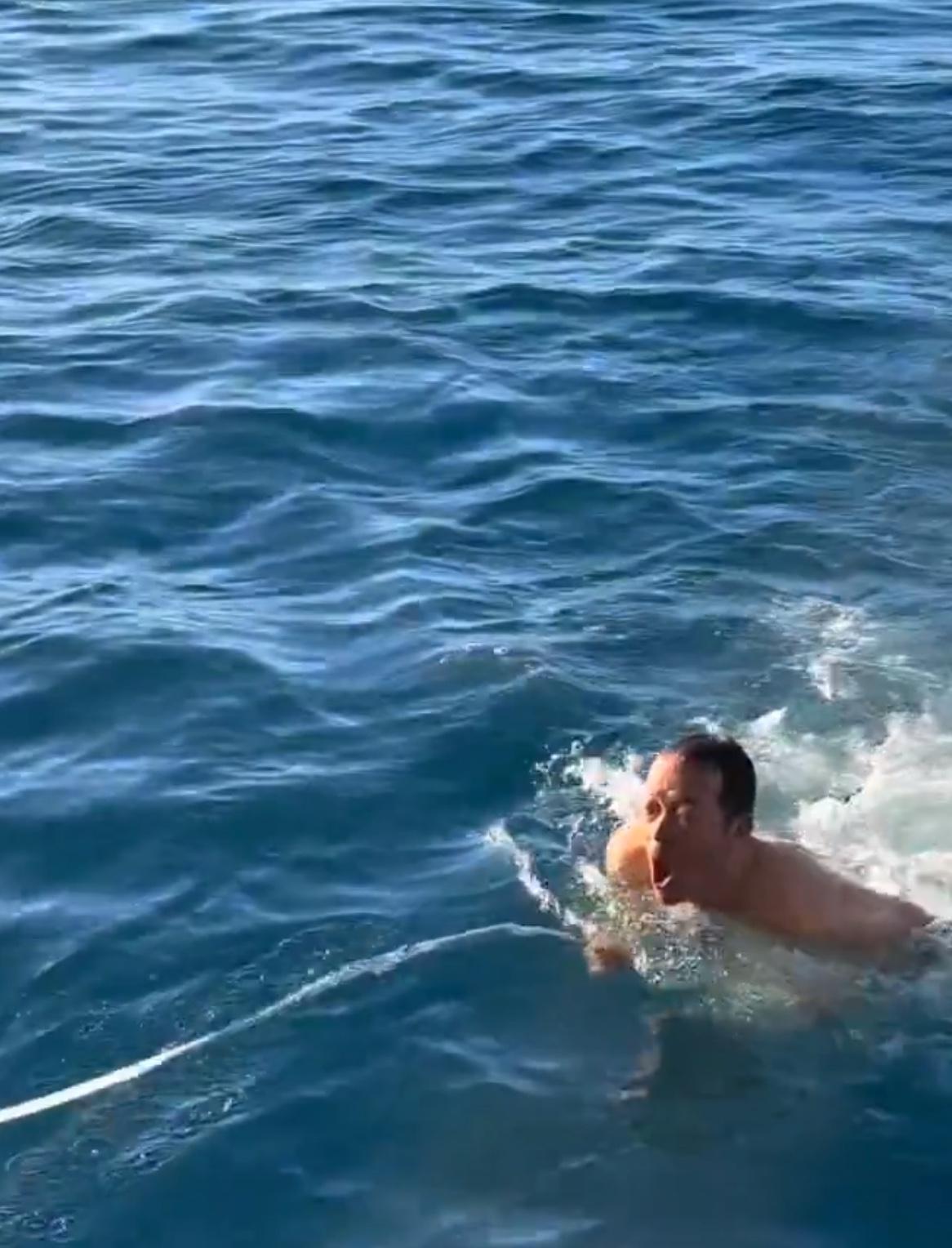 俞敏洪在-1度的海水里游泳！绝对的老当益壮[赞]

刚刚，俞敏洪更新社交媒体：在