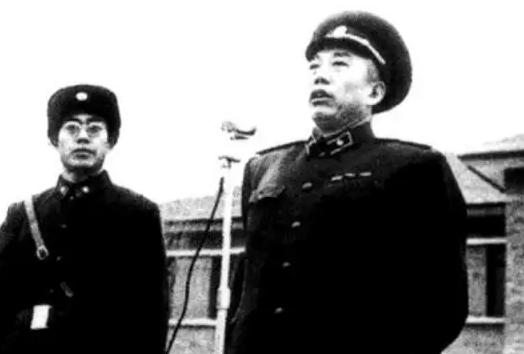 1957年，铁道兵司令王震上将遇到3个海军军官大声喝酒划拳。王司令走上前去，问：