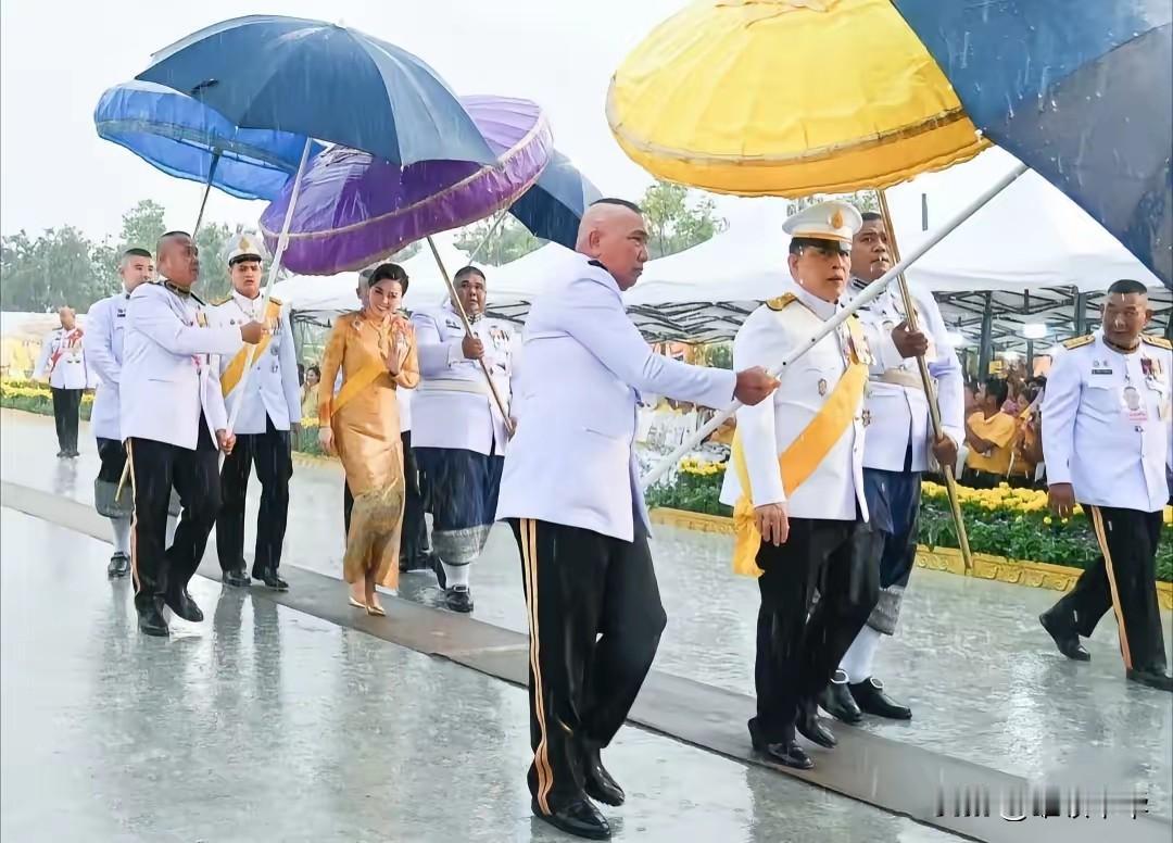 这就是国王的尊荣，吗哈.哇集拉隆功国王和苏堤达王后在雨天出席重大活动，皇家护卫用