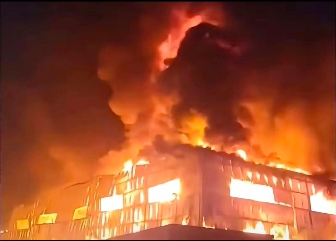 榆林的粮库，这一把大火，真是让人捉摸不透，烧了整整六个小时，足足有五百平米的面积