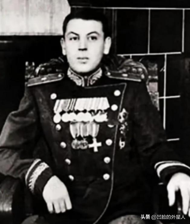 1953年3月5日，苏联铁腕领袖斯大林去世。仅仅21天后，失去斯大林庇护的儿子瓦