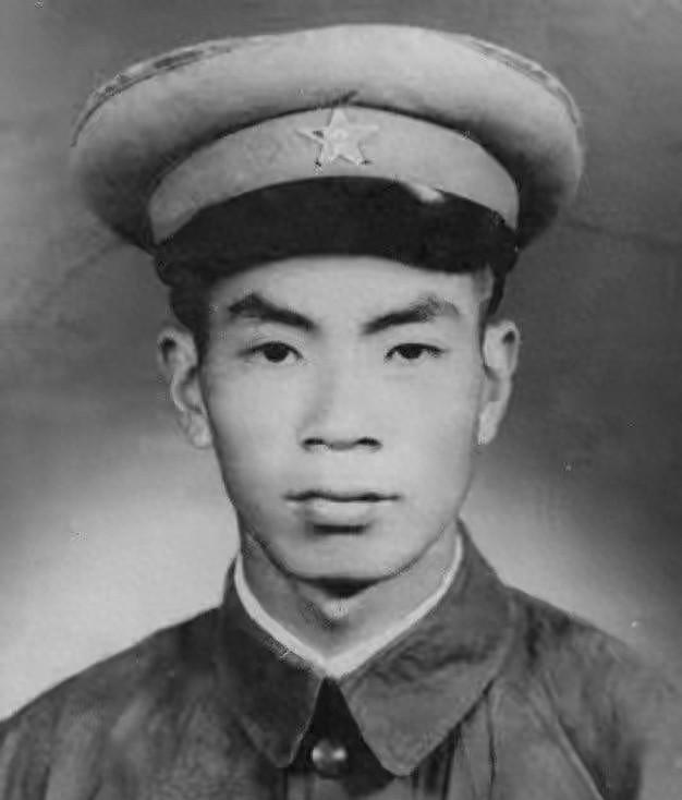 杨根思牺牲时身边已无战友，那篇传遍全国的英雄通讯是谁采写的
 
杨根思牺牲时身边
