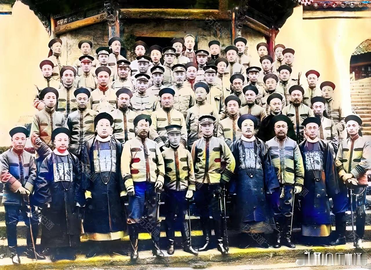 这些人并非演员扮演，而是货真价实的晚清湖北新军军官大合影。其中有许多人后来成为赫