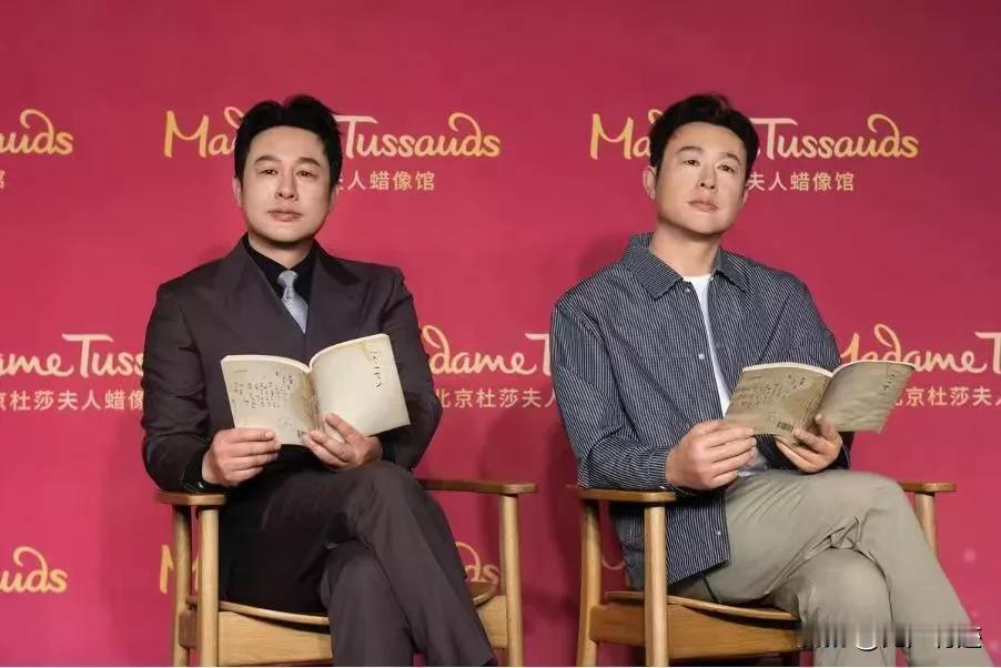 蜡像馆为什么选用张颂文拿书的姿势坐成人像呢？
是因为张颂文的身上有文人的气息吗？