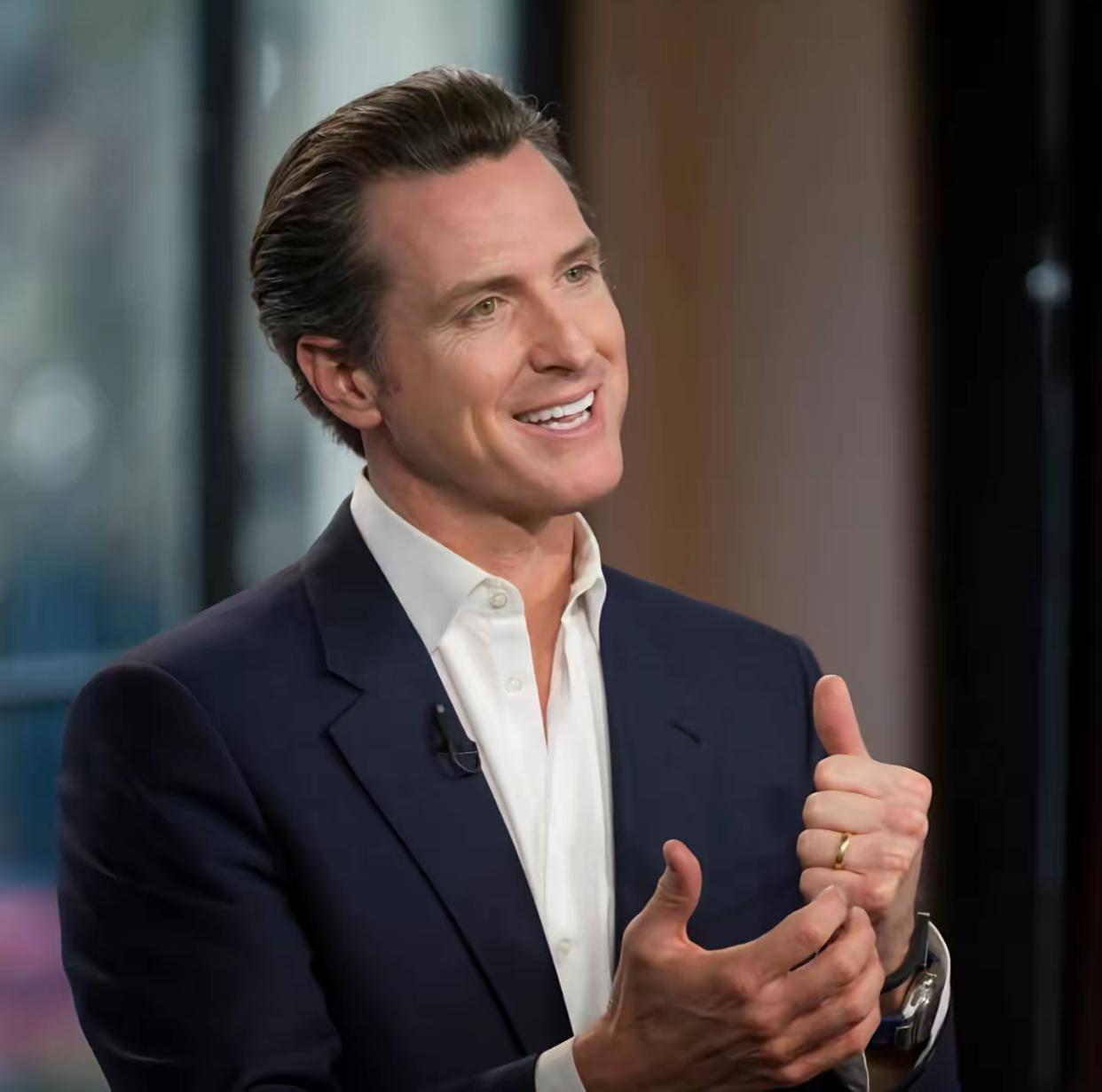 加州州长纽森到底什么实力？
敢硬刚特朗普！

特朗普刚下令美国退出世卫，加州州长