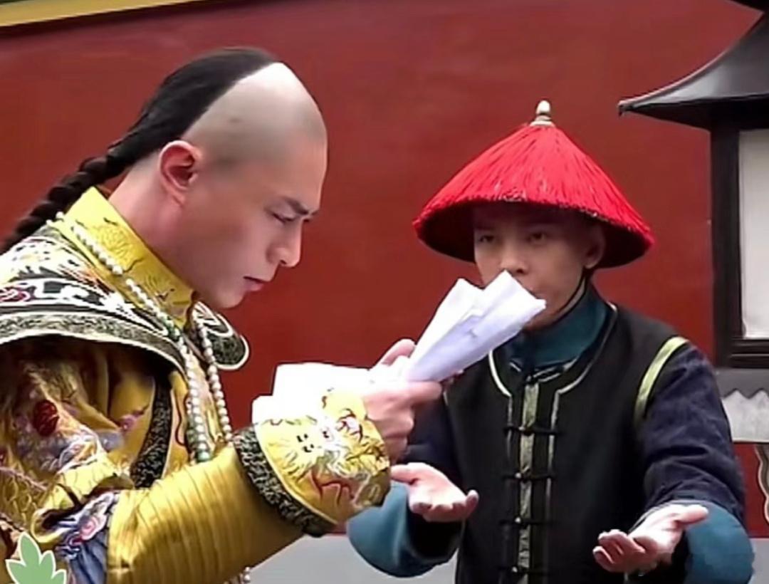 #如懿传# 片场把剧本背成抹布的霍建华，就还挺憔悴的[微风] ​​​