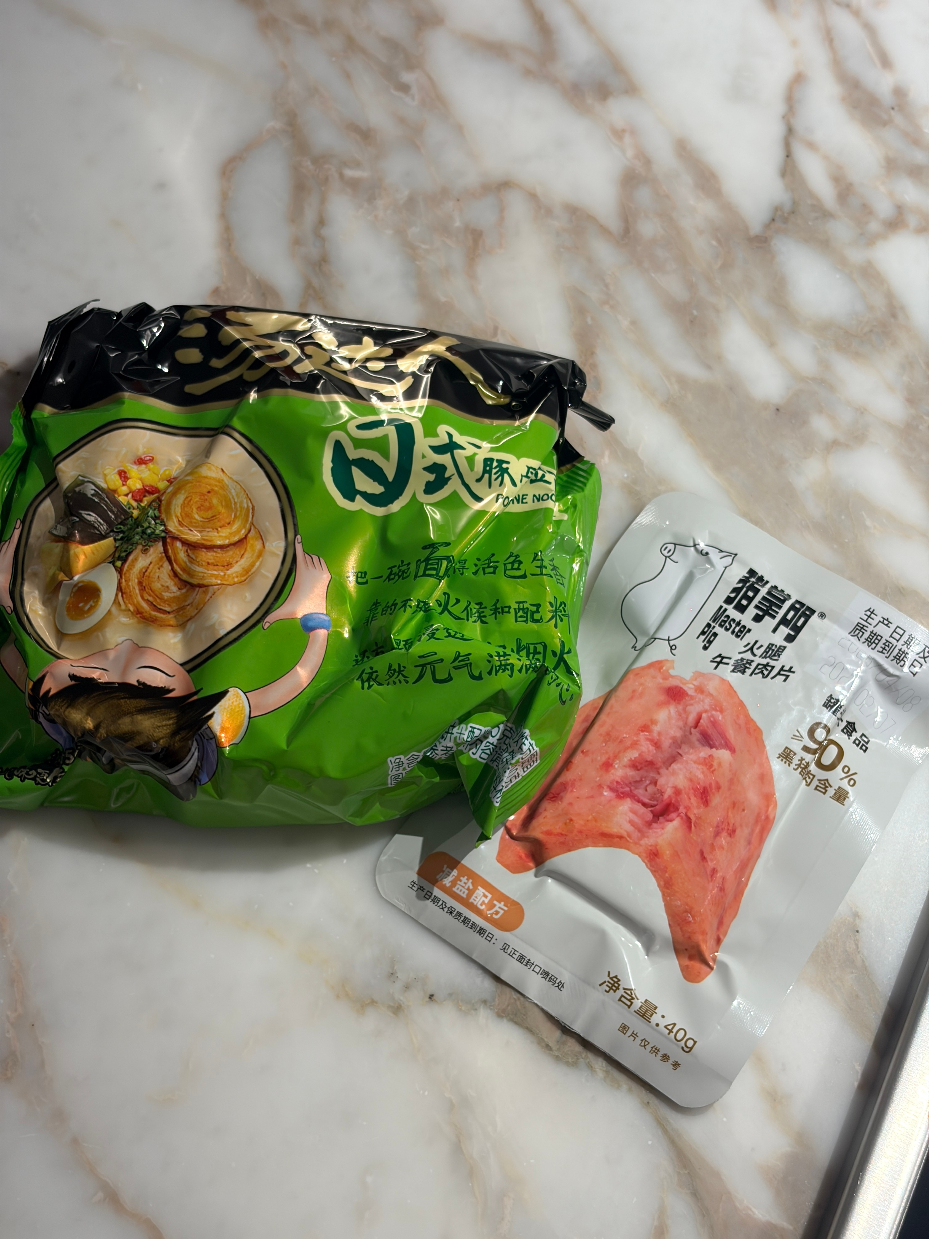 晚饭没吃饱，再给崽崽整口泡面，闻着太香了！ 深圳