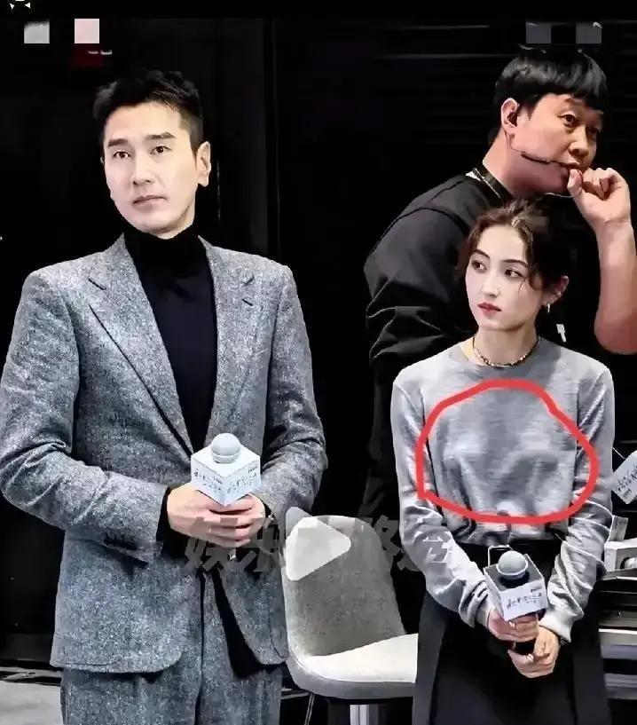 张子枫昨天穿灰色高领毛衣出席活动，被截图说“肚子微隆疑似怀孕”其实就是件贴身羊毛