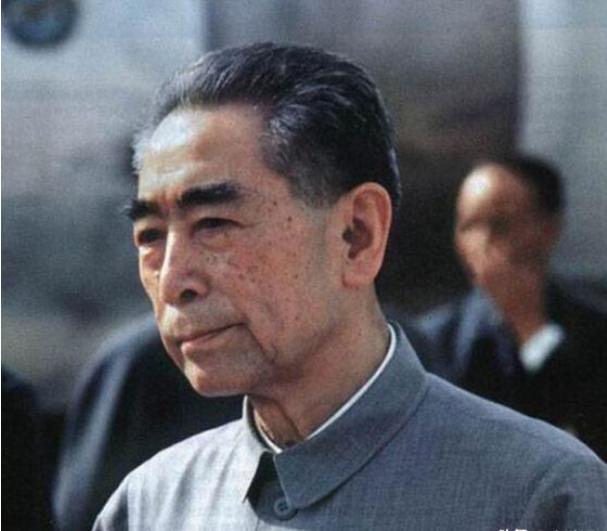 1959年1月，周总理乘坐专机从广州飞回北京，在经过淮安的上空，他踉踉跄跄地走进