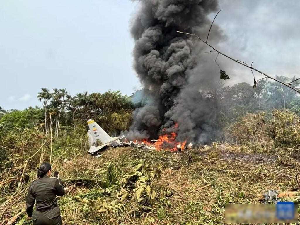 一架C-130运输机刚起飞就掉进丛林，125人里可能80人没了，现场连消防车都没