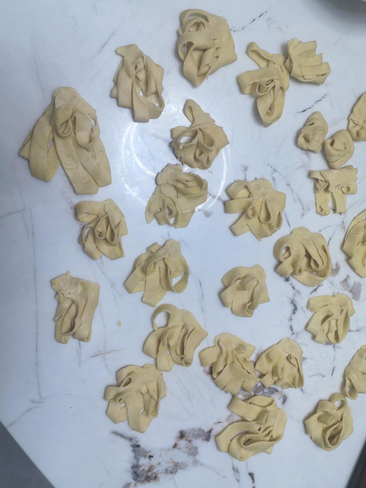 独创的小吃[大笑][大笑]，做好后感觉还是不错的，不比外面卖的差啊，动手做点心，