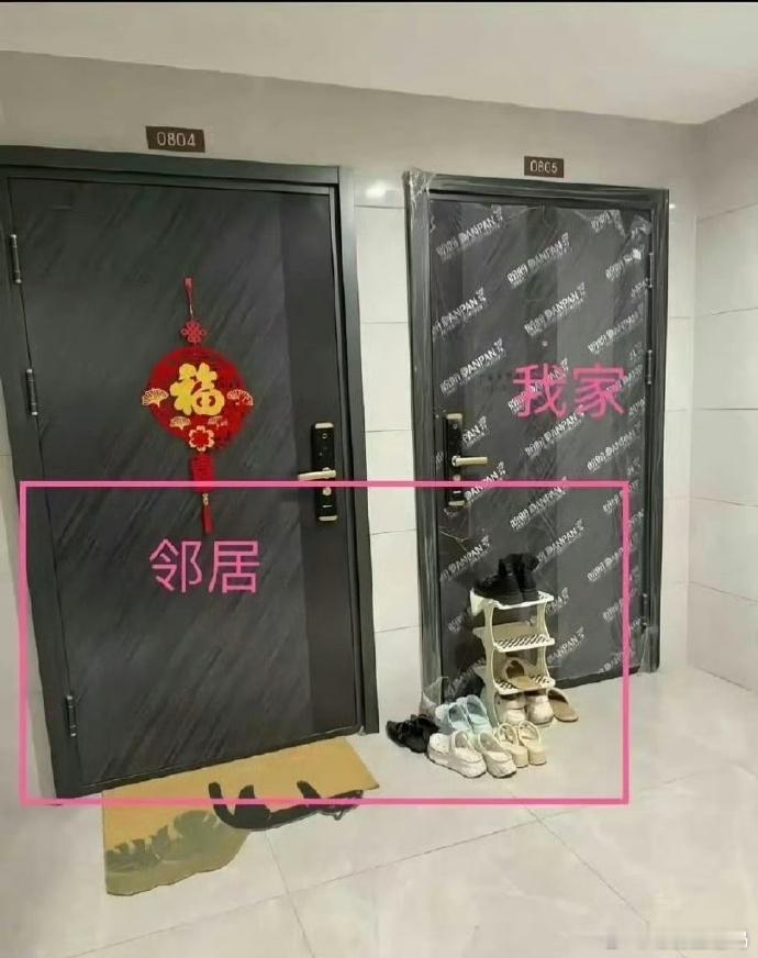 邻居鞋架竟占我家门口，沟通无果心好烦。公共区域岂容私占，望其自觉归还空间，还我家