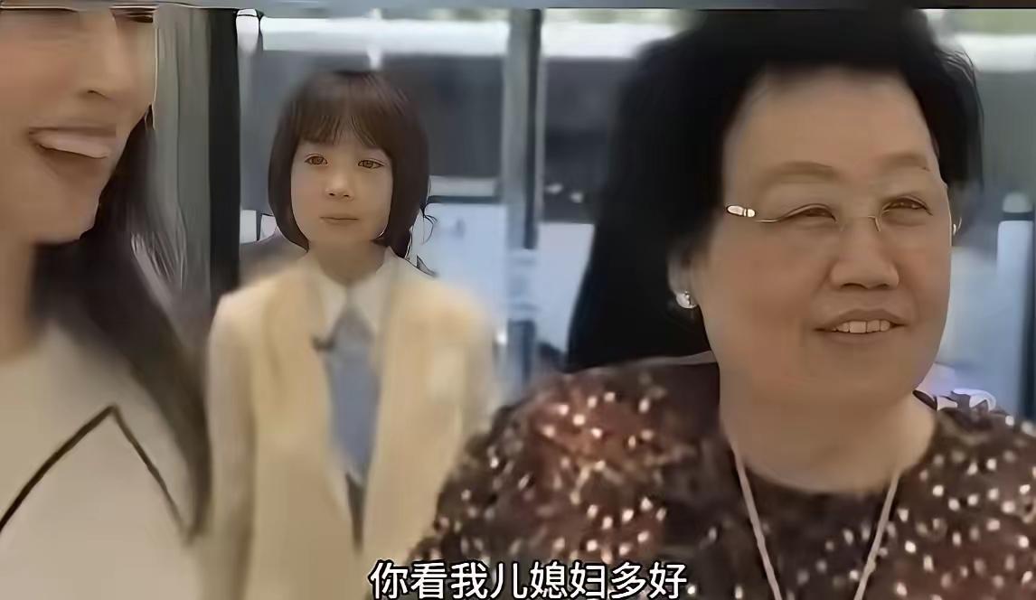 陈丽华的儿媳妇太会做人了，情商绝对不低，她懂得在女强人的婆婆面前像水一样柔顺。看