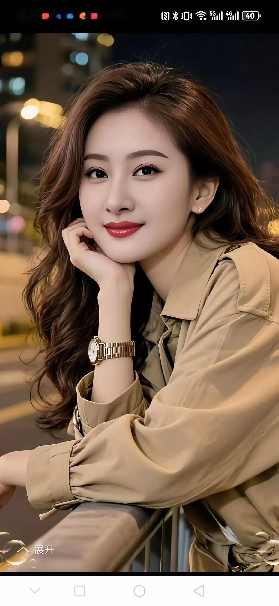 都市夜景下的温柔微笑，时尚穿搭，尽显优雅魅力。