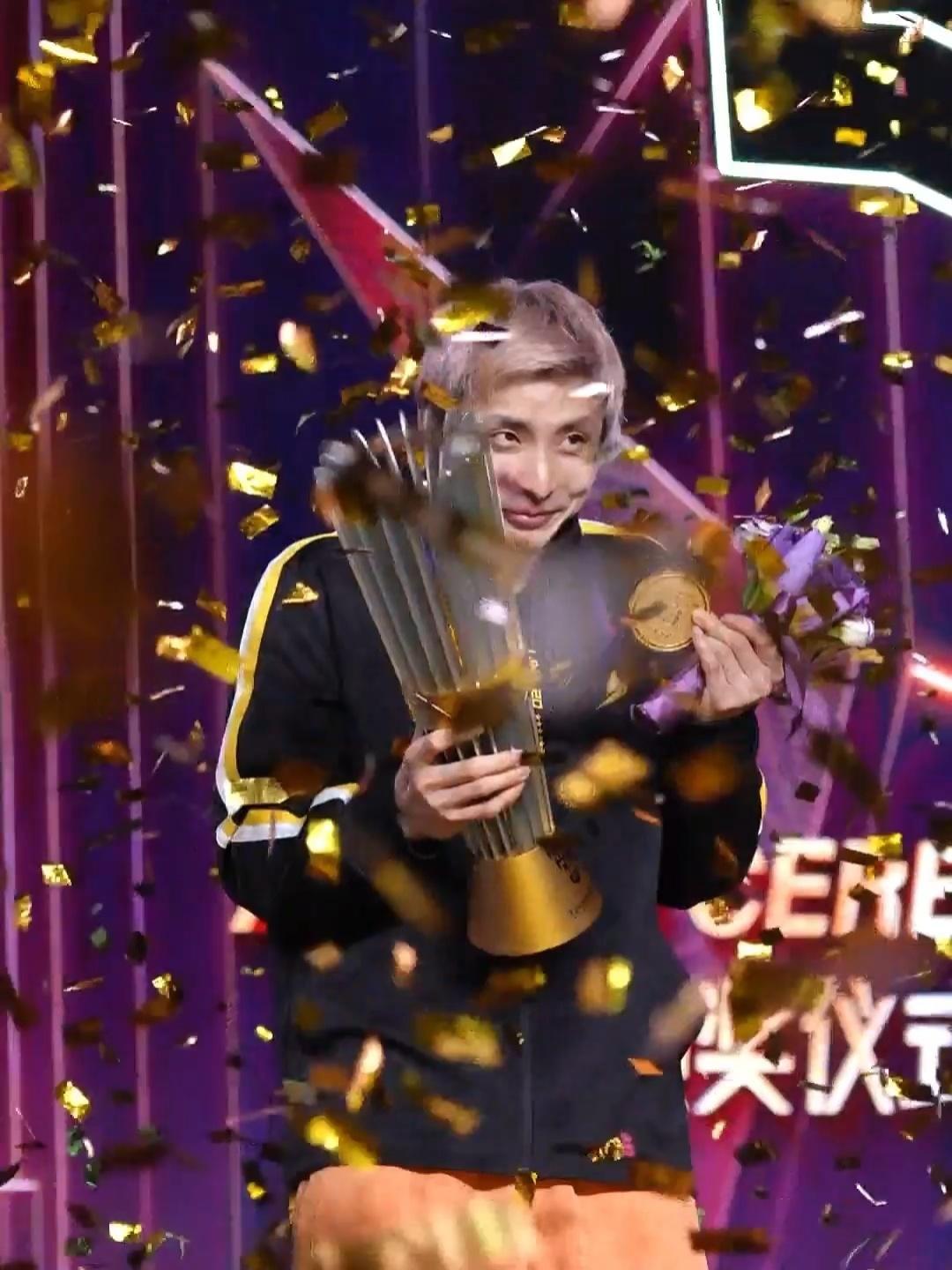 一位沉浸在金色海洋中略显羞涩的冠军🏆🪨石宇奇天王杯夺冠 天王杯 林丹 202