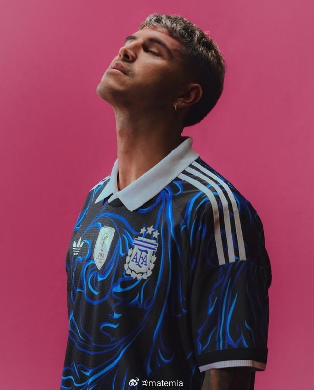 帕拉ins展示阿根廷国家队2026世界杯客场球衣: “足球、文化，激情，加油阿根