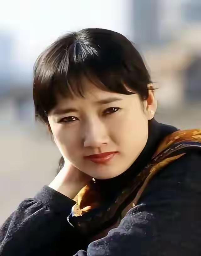 标题：《万万没想到！和王刚离婚24年的成方圆，如今成了他高攀不起的样子》

当年