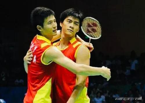 没想到曾经的羽毛球男双风云组合会跟中国女排主教练蔡斌扯上关系?风云组合，是蔡赟和