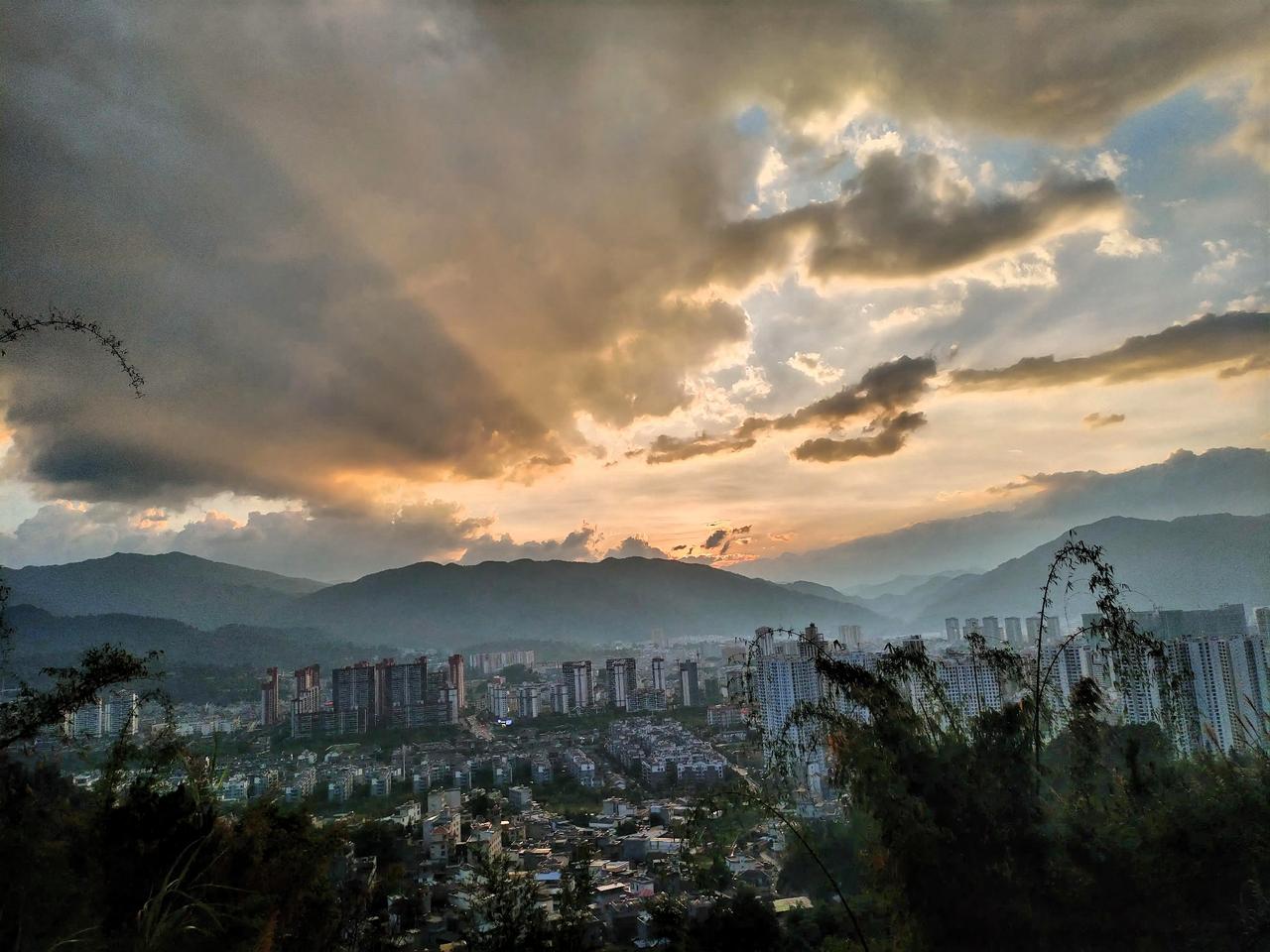 黄昏时分，城市与山峦，云霞映照。